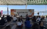Com a exuberante paisagem da Beira Mar Continental em Florianopolis evento Cota 365 Experience reuniu participantes para uma manha de yoga saude mental e reflexoes sobre o lar