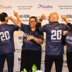 Mais de 250 profissionais receberam camisetas da Selecao Gralha