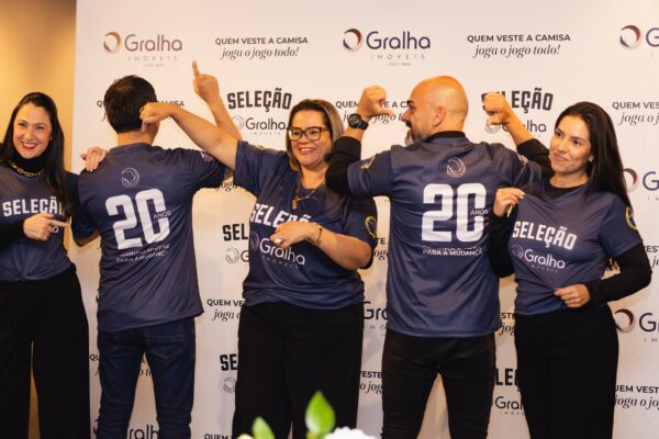 Mais de 250 profissionais receberam camisetas da Selecao Gralha